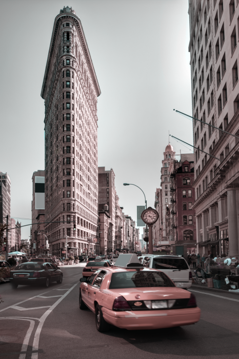 Poster Stadspanorama met roze auto