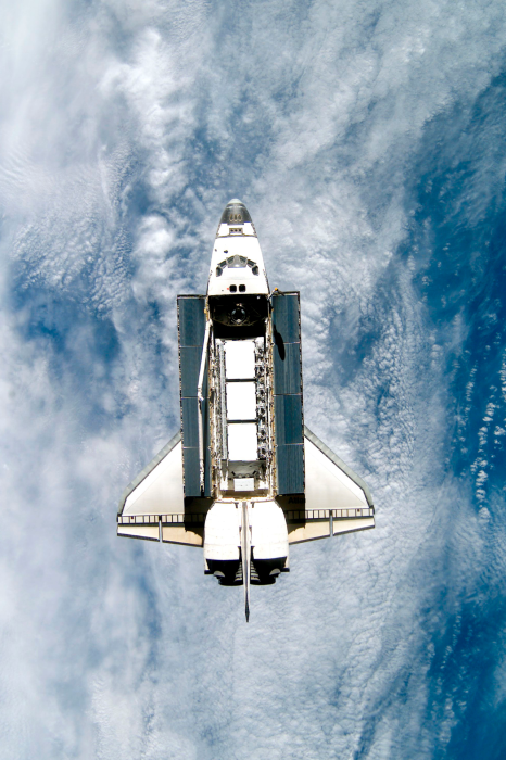 Poster Een ruimteschip boven de wolken