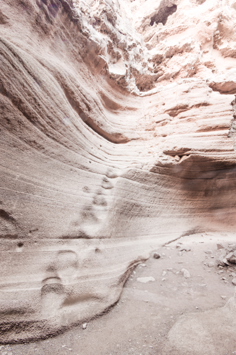 Poster Een minimalistische foto van een zandweg