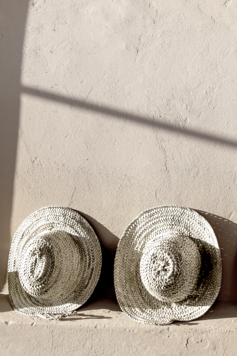 Poster Een scène met strandhoeden in beige tinten