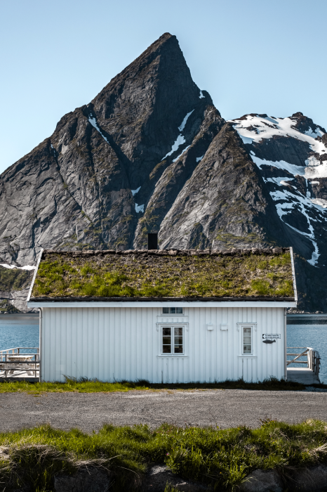 Poster Een wit huis met bergen op de achtergrond