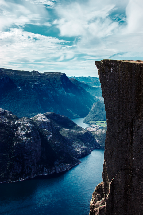 Poster Berglandschap en azuurblauw meer