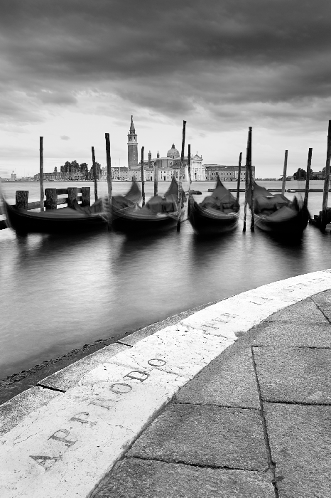 Poster Zwart-wit Venetië met traditionele gondels