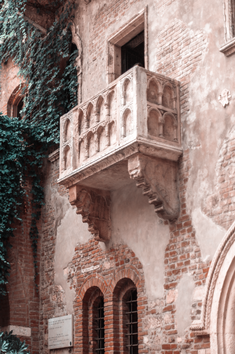 Poster Oude muren met een licht balkon