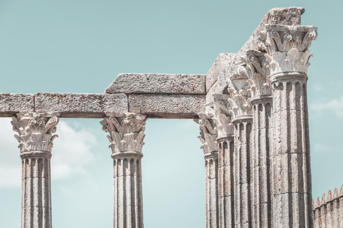 Poster Rijkelijk versierde stenen zuilen