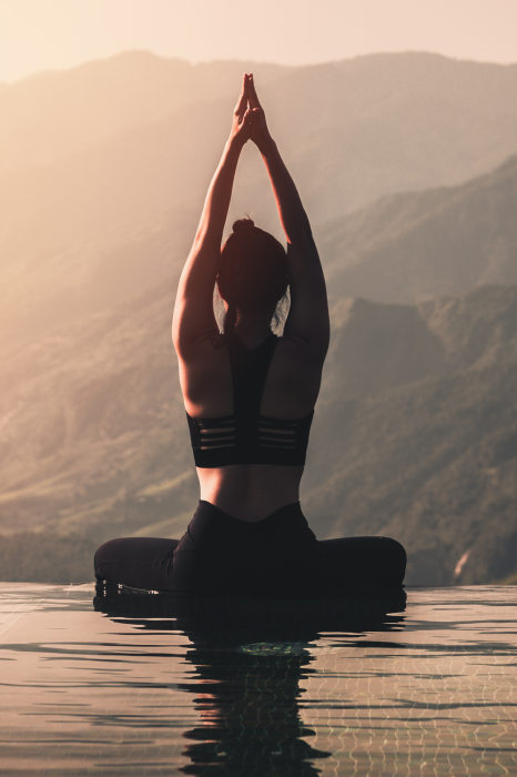 Poster Vrouw mediteert bij een landschapszwembad