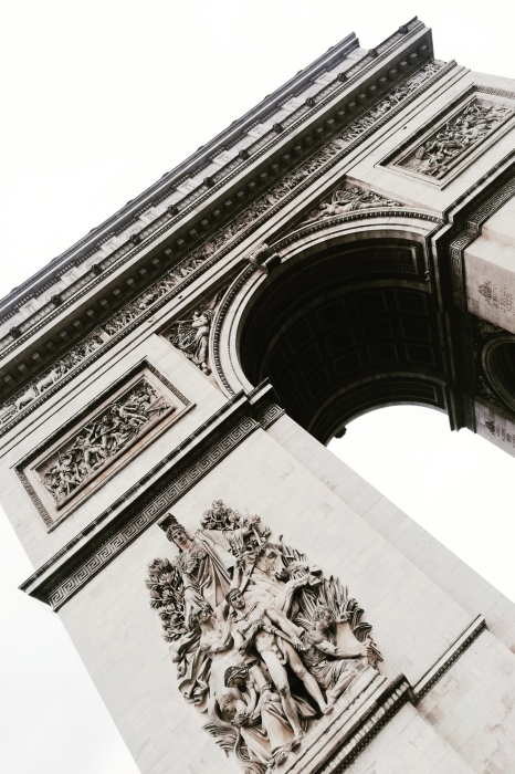 Poster Een monumentale boog in de heldere hemel.