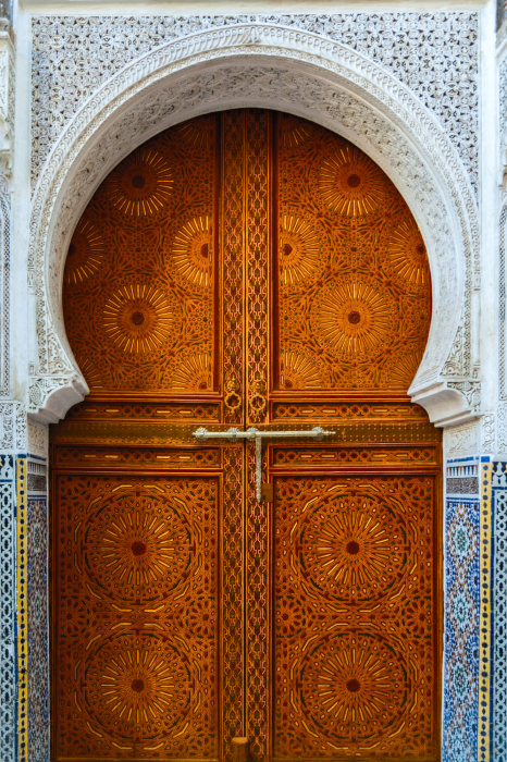 Poster Rijkelijk bewerkte boogdeur