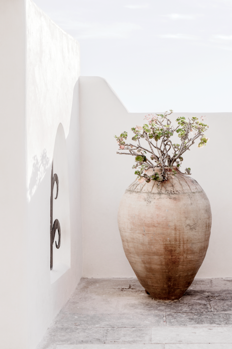 Poster Aardewerken bloempot op het balkon