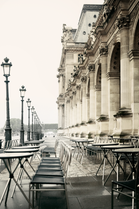 Poster Een straat met een café in Parijse stijl.