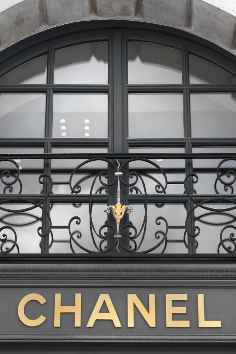 Poster Chanelboetiek met decoratieve balustrade