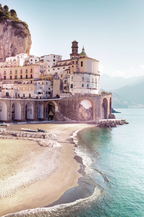 Poster Een zonnige klif met Italiaanse architectuur.