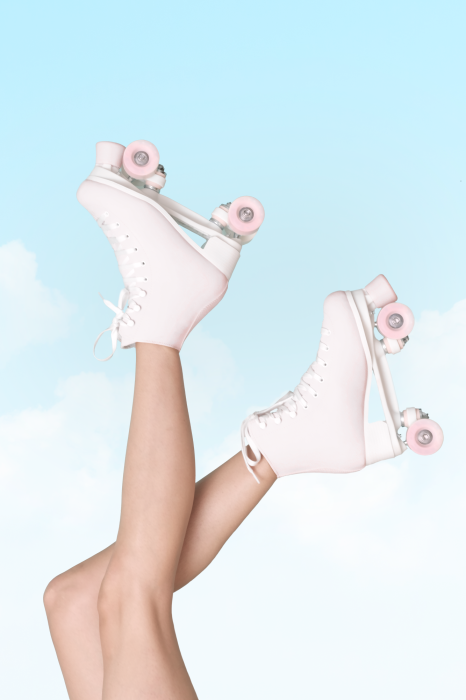 Poster Witte rolschaatsen op voeten tegen een blauwe luchtachtergrond