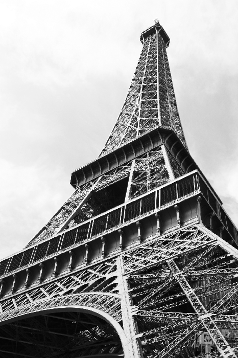 Poster De Eiffeltoren van onderaf in monochroom