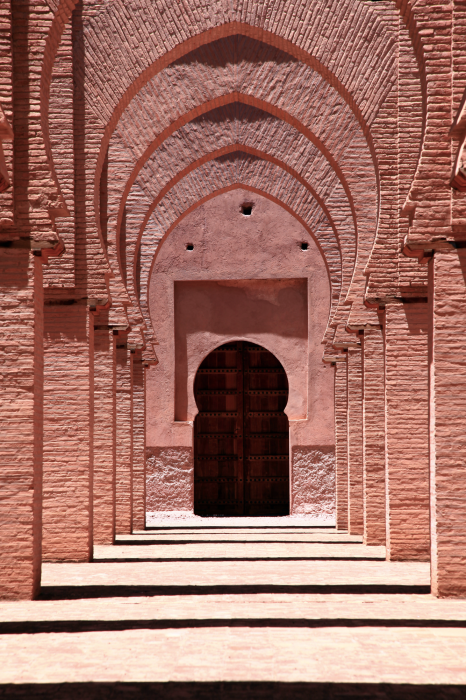 Poster Symmetrische hal met bogen in warme tinten.