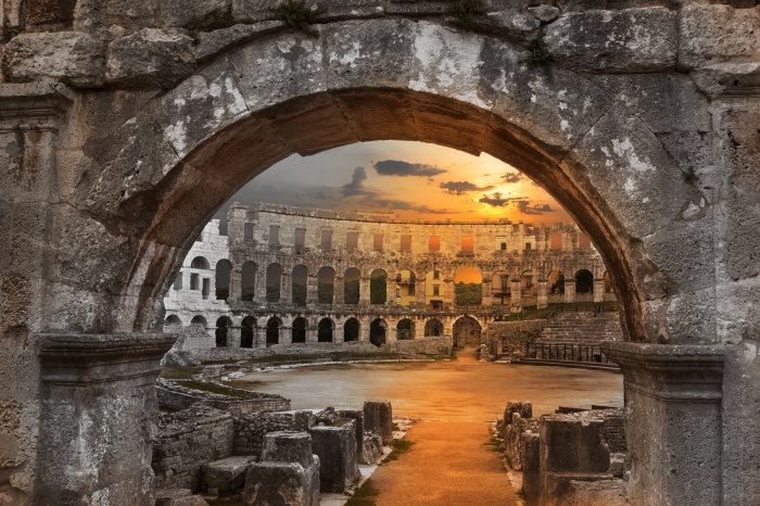 Poster Zonsondergang boven eeuwenoude architectuur