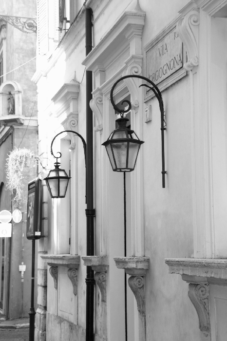 Poster Lantaarns in een smalle stadsstraat