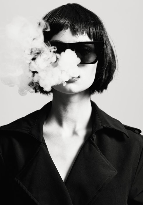 Poster Schwarz-weißes Porträt einer Frau im Glamour-Stil