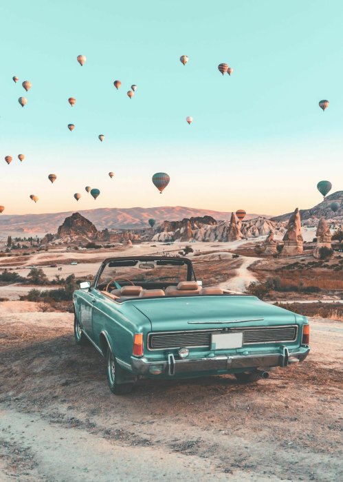 Poster Retroauto in Kappadokien und Ballons am Himmel malerische Landschaft