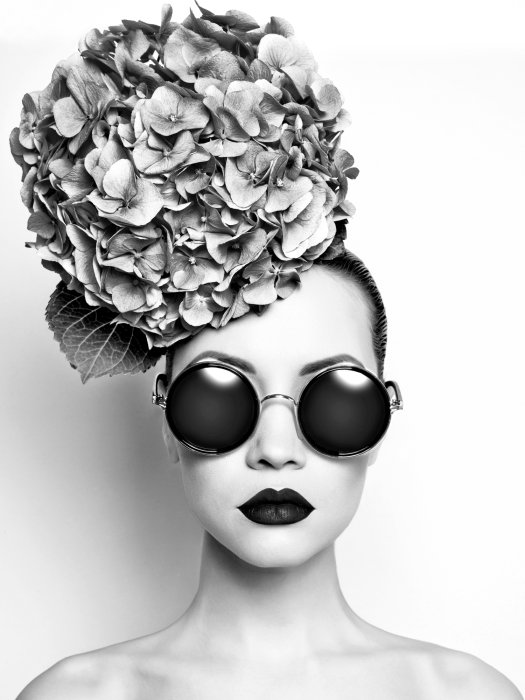 Poster Schwarz-weißes Porträt einer Frau mit Hortensienblüten
