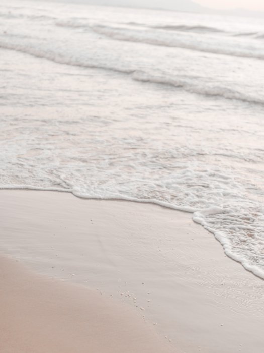 Poster Ruhige Wellen an einem Sandstrand Meereslandschaft