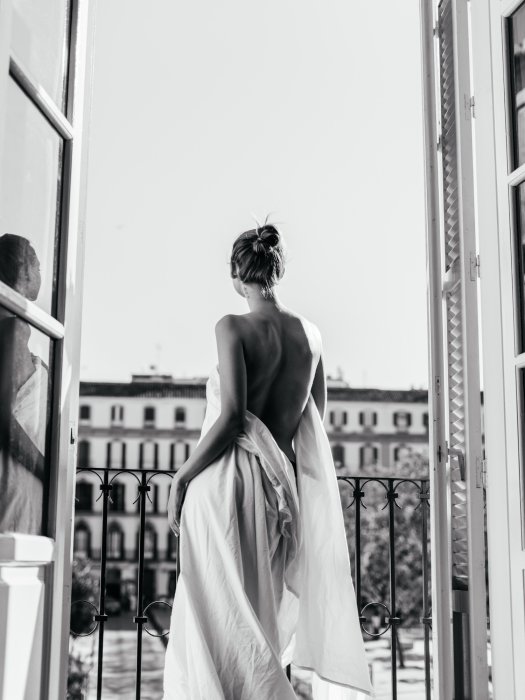 Poster Frau auf einem Balkon schwarz-weißes Foto