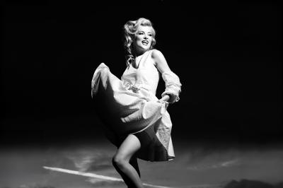 Fotobehang Een vrouw in een Monroe-jurk op een zwart-witfoto.