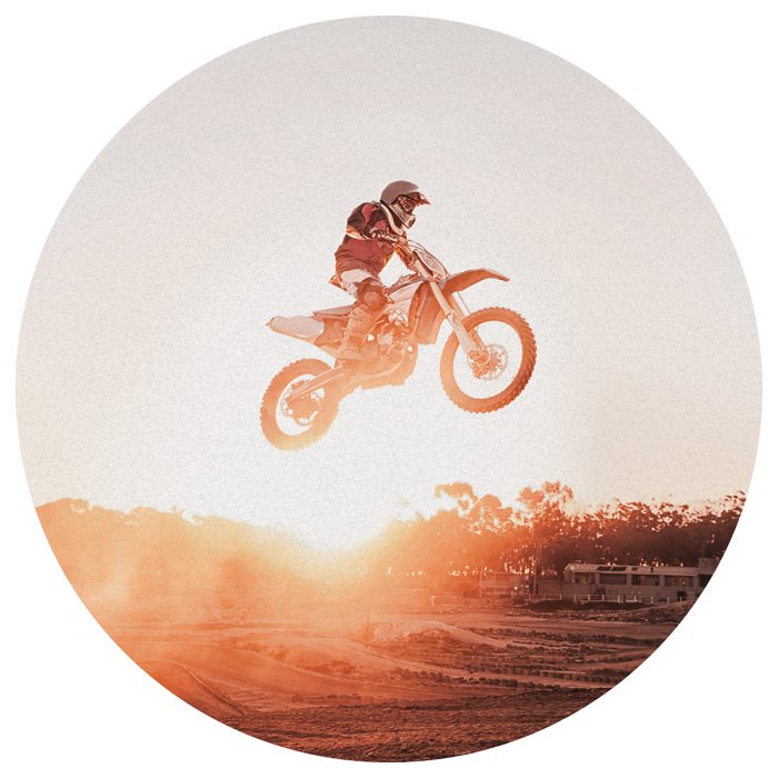 Sticker Motocrossrijder tegen de achtergrond van de zonsondergang