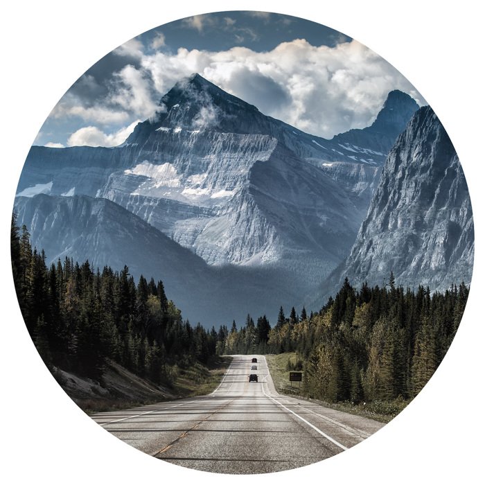 Sticker Uitzicht op de weg te midden van een berglandschap.