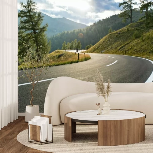 Fotobehang Een lege asfaltweg in de bergen