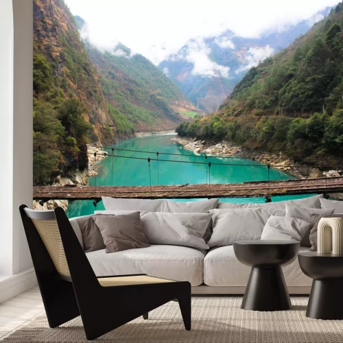 Fotobehang Een houten hangbrug in de bergen