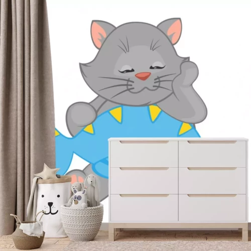 Sticker Een grijze kat die een grote blauwgele vis vasthoudt