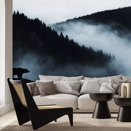 Fotobehang Een beer tegen een berglandschap in de mist