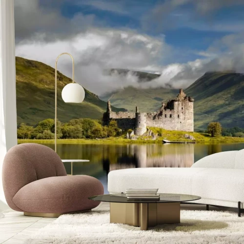 Fotobehang Kilchurn Castle en het groene landschap