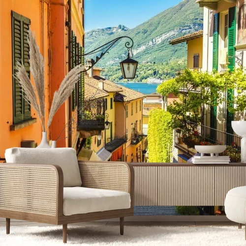 Fotobehang Een pittoresk en kleurrijk straatje in de oude stad van Bellagio, Italië