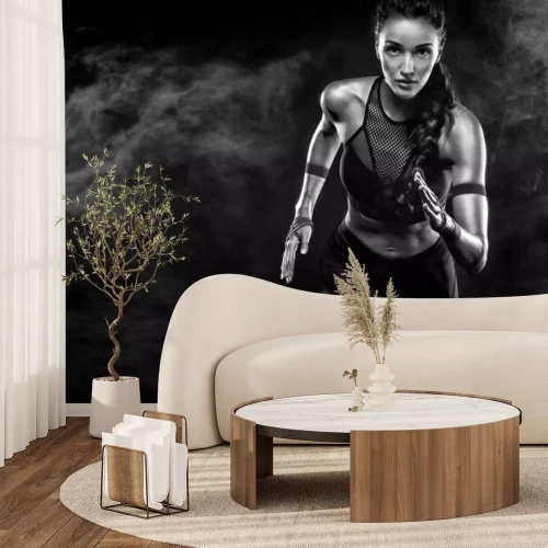 Fotobehang Zwart-witfoto van een rennende vrouw