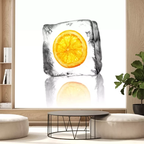 Sticker Een schijfje sinaasappel ingevroren in een ijsblokje