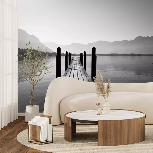 Fotobehang Een pier die diep het meer in gaat