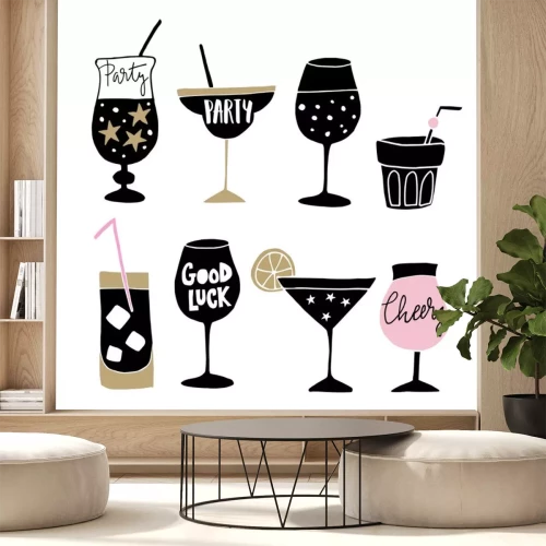 Sticker Set van hand getrokken alcoholische dranken, cocktails met belettering citaten. Gelukkig Nieuwjaar viering concept. Geïsoleerde vectorpictogrammen.