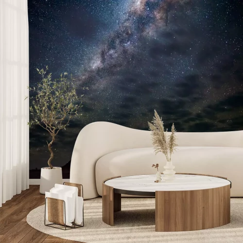 Fotobehang Melkwegboog, sterren in de lucht, de Namib-woestijn in Namibië, Afrika. Enkele schilderachtige wolken.