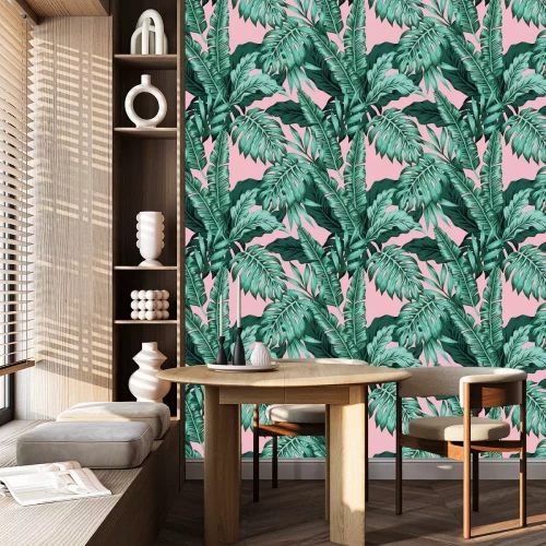 Behang Grote tropische bladeren op een roze achtergrond