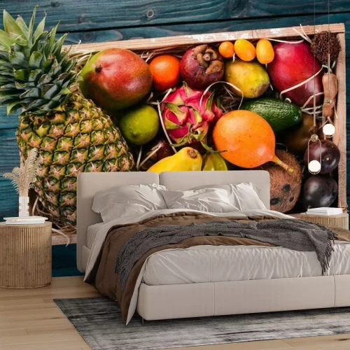 Sticker Tropisch fruit in een houten kist. Papaya, Dragon Fruit, ramboetan, tamarinde, cactussen, avocado, granadilla, carambola, kumquat, mango, mangosteen, passievrucht, kokosnoot.