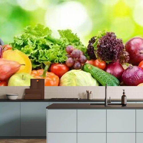 Sticker Panorama van verse groenten en fruit op onscherpe achtergrond van groene bladeren.