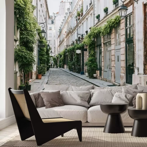 Fotobehang Een met klimop begroeide straat in Parijs