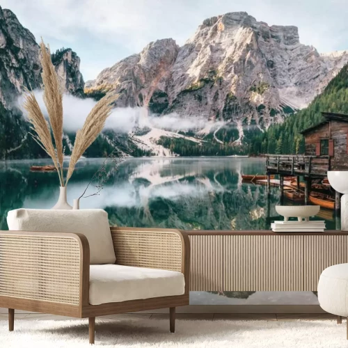 Fotobehang Uitzicht op het meer van Braies in Italië