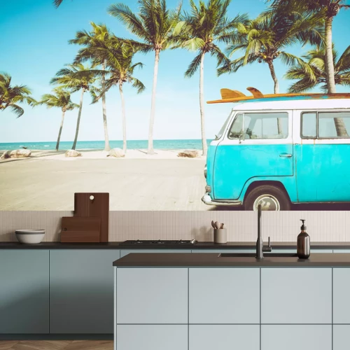 Sticker oldtimer geparkeerd op het tropische strand (aan zee) met een surfplank op het dak - recreatieve reis in de zomer. retro kleureffect