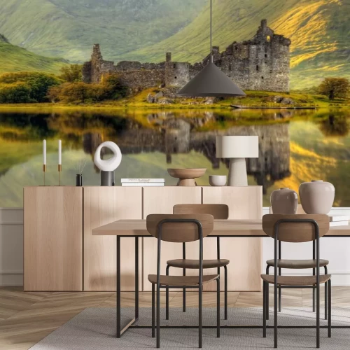 Fotobehang De ruïnes van Kilchurn Castle bij zonsondergang
