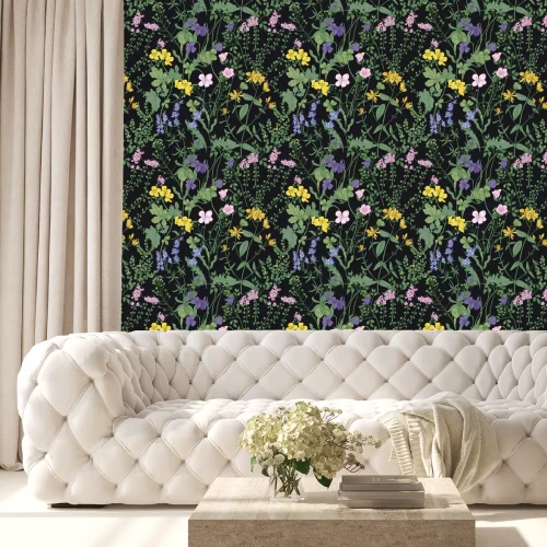 Behang Bloeiende weide op een zwarte achtergrond