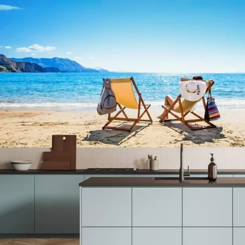 Sticker Vrouw genieten van zonnebaden op het strand