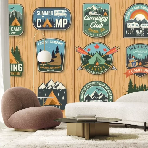 Sticker Set van zomerkamp badges op het houten bord. Vector.